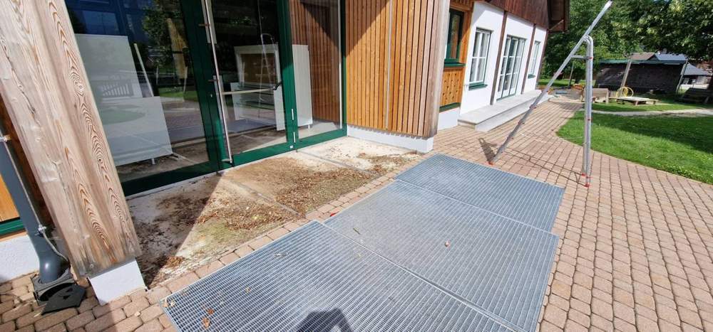 Terrasse und Eingangsbereich mit Laub vor der Reinigung