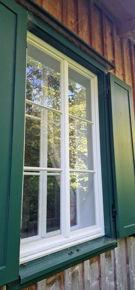 Streifenfrei gereinigtes Kastenfenster