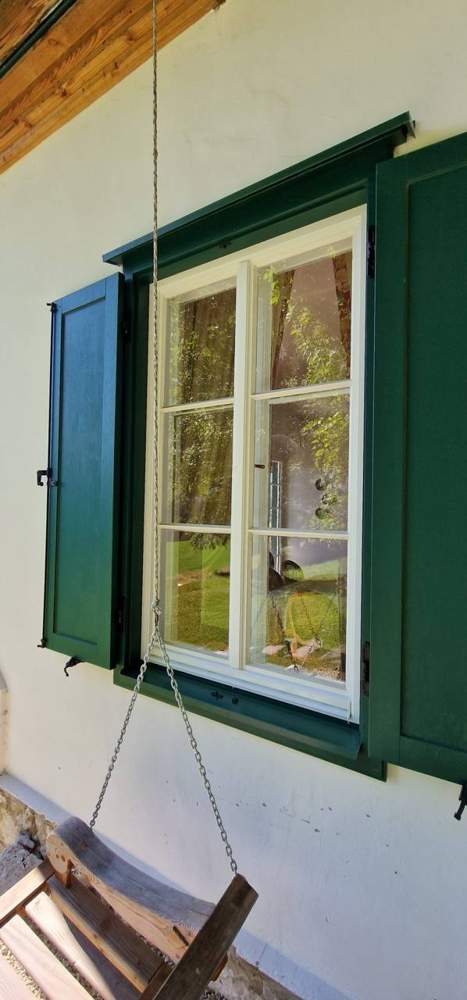 Gereinigtes Sprossenfenster mit Fensterläden
