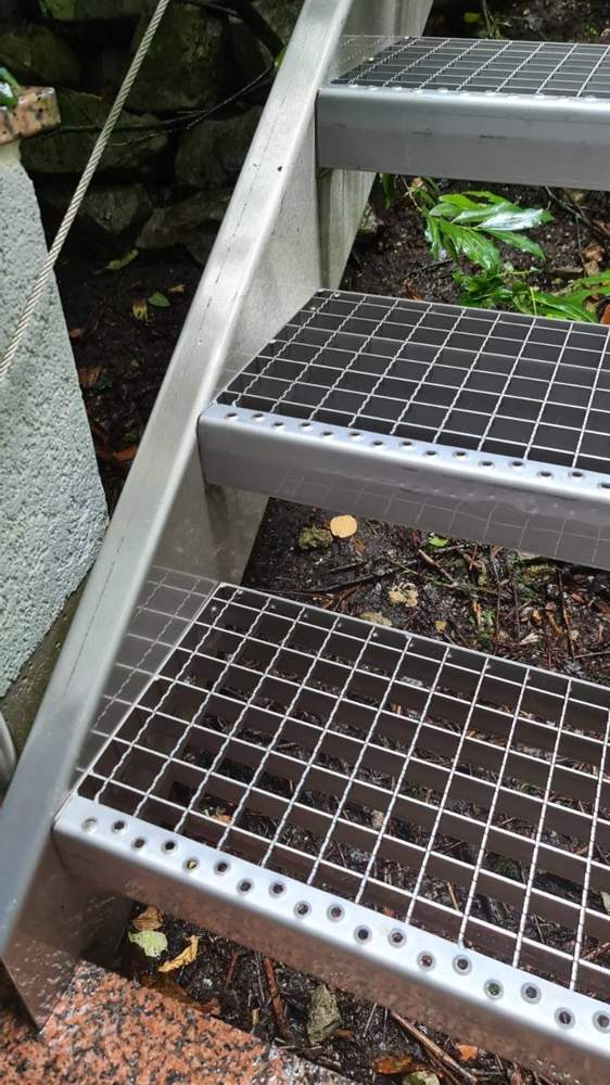 Gitterroststiege nach der Reinigung