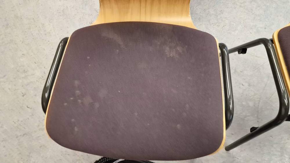 Bürostuhl mit Flecken vor der Polsterreinigung