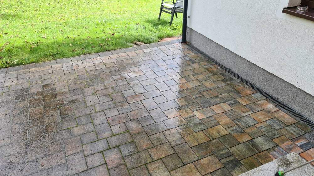 Pflasterterrasse vor der Reinigung